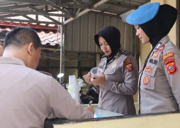 Cegah Penyalahgunaan Narkoba, Propam Polres Purwakarta Tes Urine 52 Personel