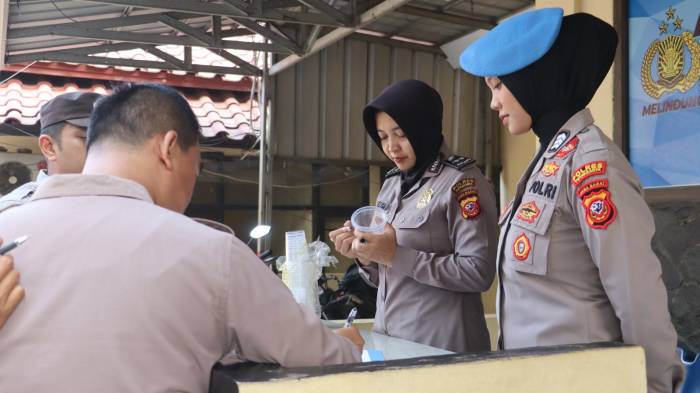 Cegah Penyalahgunaan Narkoba, Propam Polres Purwakarta Tes Urine 52 Personel