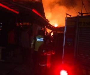 Untuk Kedua Kalinya Pasar Andir Bayongbong Terjadi Kebakaran Hebat, Jajaran Polsek Bayongbong Langsung Cek TKP