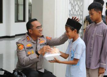 Kapolres Purwakarta  Usai Salat Jumat,  Berbagi Kepedulian untuk Sesama