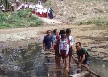 Taruhannya Nyawa di Kali Ciselang, Pelajar Pasirmalang Bertaruh Keselamatan Demi Sekolah