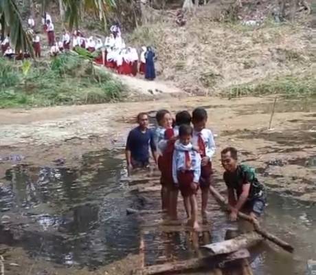 Taruhannya Nyawa di Kali Ciselang, Pelajar Pasirmalang Bertaruh Keselamatan Demi Sekolah