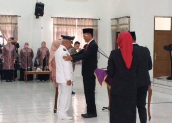 Lantik Hasan Jadi Kades Cisontrol, Bupati Herdiat Ingatkan Risiko Hukum dan Aset Desa