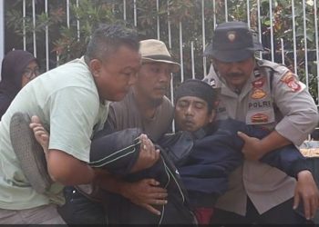 Di tengah penyaluran air bersih, Kanit Dalmas Polres Purwakarta sigap bantu korban kecelakaan