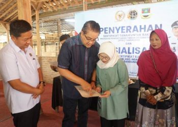 53 Sertifikat Tanah PTSL Dibagikan kepada Warga Cilame KBB, Dede Yusuf : Beri Kepastian Hukum
