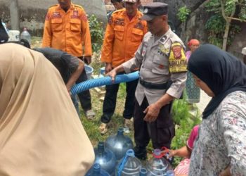 Bantu Warga Hadapi Kemarau Panjang,Polisi Bersama BPBD Salurkan Air Bersih