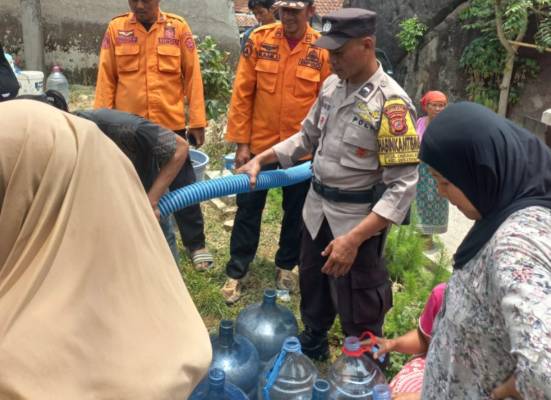 Bantu Warga Hadapi Kemarau Panjang,Polisi Bersama BPBD Salurkan Air Bersih