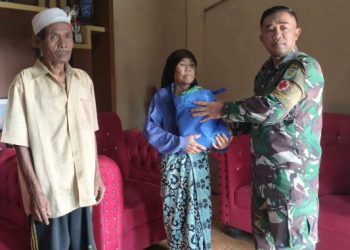 TMMD ke-130 Kodim 0622/Sukabumi Hadirkan Kepedulian, Lansia Desa Mekarjaya Terima Bantuan Sembako