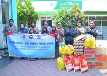 HUT Humas Polri ke-75, Bidhumas Polda Jabar Berbagi Kebahagiaan dengan Anak Panti Asuhan