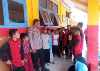 Polsek Pasirwangi Tanamkan Sikap Saling Menghargai kepada Siswa SDN 1 Karyamekar