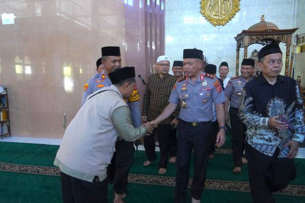 Kapolda Jabar Gelar Jumat Keliling di Ujung Berung, Ajak Warga Bersama Jaga Kamtibmas