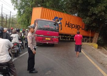 Kontainer Melintang di Jembatan Ciherang, Polisi Bergerak Atur Lalu Lintas hingga Evakuasi Kendaraan