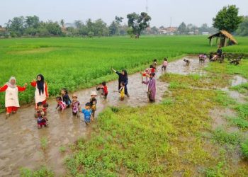 TK Pertiwi Wanayasa Ajak 30 Anak Didik dan 40 Orang Tua Belajar Alam di PKBM Bale Rumawat