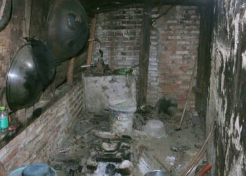 Rumah Azis di Rancah Nyaris Tak Layak Huni, Bupati Herdiat Bergerak Salurkan Bantuan