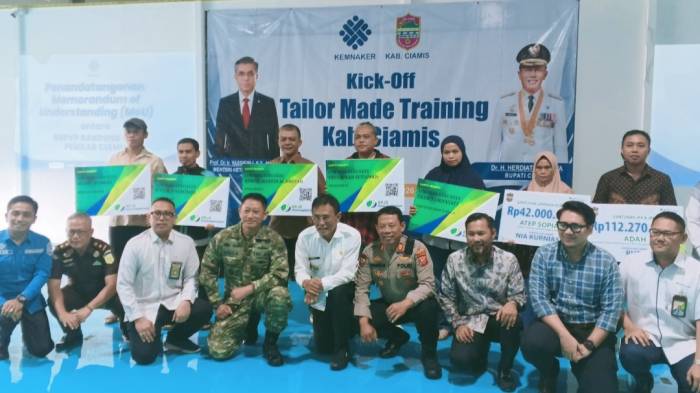 ASLI KEREN Ciamis Lindungi Ratusan Pekerja Rentan, Buruh, Ojol dan Insan Media Terima BPJS Ketenagakerjaan