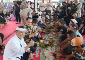 Mendagri Ngariung Bareng Sopir Truk, Nikmati Nasi Liwet Sebelum Lepas 500 Ribu Genteng Plered