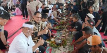 Mendagri Ngariung Bareng Sopir Truk, Nikmati Nasi Liwet Sebelum Lepas 500 Ribu Genteng Plered